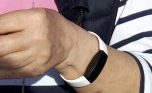 Fitbit Inspire HR mit weißem Armband